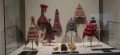 Kopfbedeckungen aus Wolle in der Ausstellung