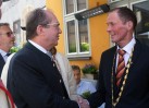 Bundesinnenminister Dobrindt wird von OB Dr. Christoph Hammer begrüßt.